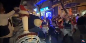 Τα Μωμοέρια του Τετραλόφου “μπλόκαραν” το τρενάκι της Πτολεμαΐδας και προκάλεσαν μποτιλιάρισμα (βίντεο)