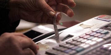 ΑΑΔΕ: Πάνω από 160.000 τα ηλεκτρονικά «καρφώματα» καταγγελίες για φοροδιαφυγή και «μαϊμού» αποδείξεις