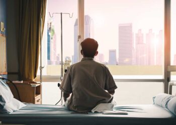 Αυξάνονται σε όλο τον κόσμο οι νέοι με καρκίνο, στο μικροσκόπιο τρόφιμα και μικροπλαστικά