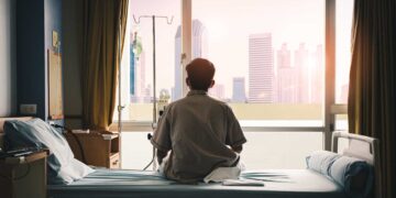 Αυξάνονται σε όλο τον κόσμο οι νέοι με καρκίνο, στο μικροσκόπιο τρόφιμα και μικροπλαστικά