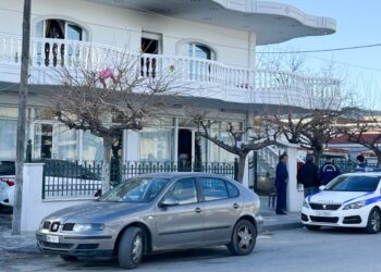 Αδιανόητο περιστατικό: Άνδρας περιέλουσε με εύφλεκτο υλικό τη σύζυγό του και της έβαλε φωτιά