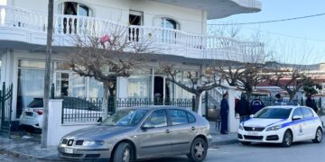 Αδιανόητο περιστατικό: Άνδρας περιέλουσε με εύφλεκτο υλικό τη σύζυγό του και της έβαλε φωτιά