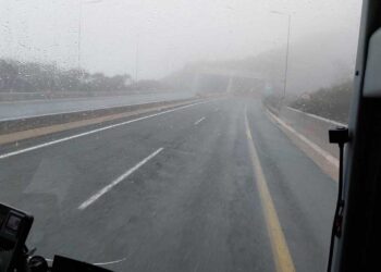Αρκετή ομίχλη και ασθενής χιονόπτωση αυτή την ώρα στην Εγνατία Οδό στα τούνελ Πολυμύλου