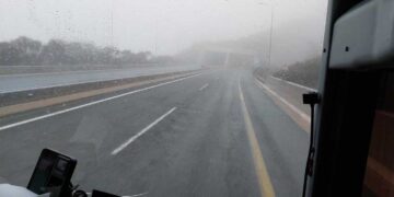 Αρκετή ομίχλη και ασθενής χιονόπτωση αυτή την ώρα στην Εγνατία Οδό στα τούνελ Πολυμύλου