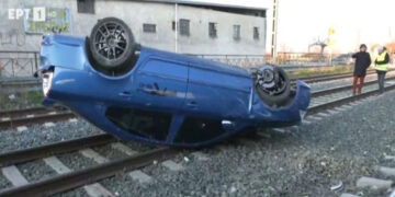 Αδιανόητο τροχαίο: Έριξε το ΙΧ στις ράγες του ΟΣΕ και έφυγε σαν… κύριος (βίντεο)