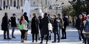 Χρονιά μισθολογικών αυξήσεων το 2024: Εργατολόγος εξηγεί τι ισχύει για κατώτατο μισθό και τριετίες -Παραδείγματα