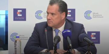 Δείτε live την έκτακτη ενημέρωση από το υπουργείο Υγείας για την πορεία του κορωνοϊού