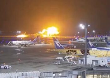 Φωτιά σε αεροσκάφος της Japan Airlines επιβάτες στην προσγείωση