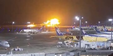 Φωτιά σε αεροσκάφος της Japan Airlines επιβάτες στην προσγείωση