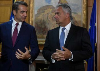 Η κυβέρνηση αλλάζει την ατζέντα, περιμένει την Ιεραρχία και μετράει τα γαλάζια «κουκιά» για τον γάμο ομοφύλων