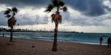 Καιρός: Η εβδομάδα ξεκινά με θερμή εισβολή από Αλγερία και κλείνει με σκανδιναβικό ψύχος και χιόνια