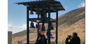 Στην εορτάζουσα Ι.Μ. Αγίου Αθανασίου Εράτυρας ήχησε χθεςη 3η μεγαλύτερη καμπάνα της Ελλάδας (βίντεο)