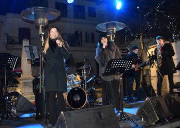 Με πολλή μουσική και πυροτεχνήματα υποδέχθηκε η Καστοριά το 2024!