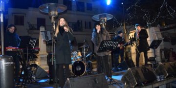 Με πολλή μουσική και πυροτεχνήματα υποδέχθηκε η Καστοριά το 2024!
