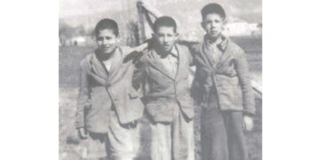 Τρεις μικροί φανατικοί οπαδοί του ΑΡΗ, σε αναμνηστική φώτο, στο γήπεδο, στις 13-3-1953 – Από τη στήλη του κ. Γ. Καζαντζή στον ΠΑΛΜΟ (31/1)