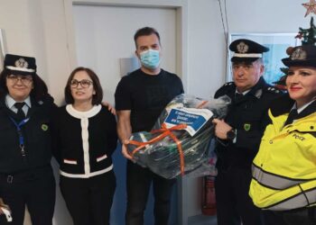 Κοζάνη: Δωρεά παιδικού καθίσματος αυτοκινήτου από το Τμήμα Τροχαίας στο πρώτο παιδί του 2024