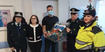 Κοζάνη: Δωρεά παιδικού καθίσματος αυτοκινήτου από το Τμήμα Τροχαίας στο πρώτο παιδί του 2024