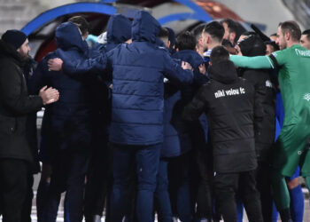 Μια αγκαλιά οι παίκτες της Νίκης Βόλου: Αφιέρωσαν το γκολ ισοφάρισης στον Κυριακίδη (vid)