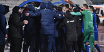 Μια αγκαλιά οι παίκτες της Νίκης Βόλου: Αφιέρωσαν το γκολ ισοφάρισης στον Κυριακίδη (vid)