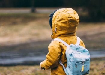 Παιδί δύο ετών πέθανε από την πείνα στο πλευρό του νεκρού πατέρα του που έπαθε ανακοπή