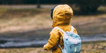 Παιδί δύο ετών πέθανε από την πείνα στο πλευρό του νεκρού πατέρα του που έπαθε ανακοπή