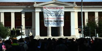 Πανεπιστήμια: Φόβοι για μαζικές αντιγραφές στη διαδικτυακή εξεταστική – Αντιδράσεις για τις πιέσεις κατά των πρυτάνεων