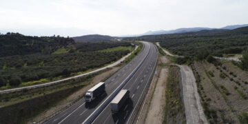 Πλήρη κατάργηση των πετρελαιοκίνητων φορτηγών & λεωφορείων έως το 2040