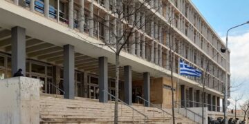 Πυγμάχος πήγε στα μπουζούκια και μετά ξυλοκόπησε άγρια υπάλληλο των δικαστηρίων