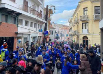 Ραγκουτσάρια: Με πολύ κέφι η παρέλαση των καρναβαλιστών στην Καστοριά (video-φωτο)