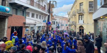 Ραγκουτσάρια: Με πολύ κέφι η παρέλαση των καρναβαλιστών στην Καστοριά (video-φωτο)