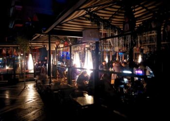 Προσωρινό “Black out” στο κέντρο της Πτολεμαΐδας άφησε χωρίς ρεύμα για κάποια ώρα τα μαγαζιά- Με το φως κεριών και σομπών οι θαμώνες