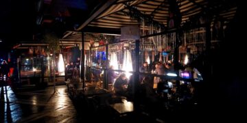 Προσωρινό “Black out” στο κέντρο της Πτολεμαΐδας άφησε χωρίς ρεύμα για κάποια ώρα τα μαγαζιά- Με το φως κεριών και σομπών οι θαμώνες