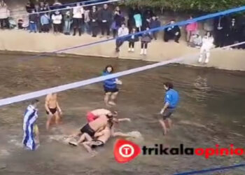 Βούτηξαν για τον σταυρό και… πιάστηκαν στα χέρια στα Τρίκαλα– (βίντεο)