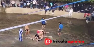 Βούτηξαν για τον σταυρό και… πιάστηκαν στα χέρια στα Τρίκαλα– (βίντεο)
