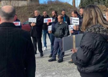 Πτολεμαΐδα: Συμβολική διαμαρτυρία στο Μποδοσάκειο Νοσοκομείο για το θάνατο του 15 μηνών βρέφους