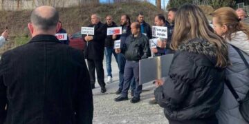 Πτολεμαΐδα: Συμβολική διαμαρτυρία στο Μποδοσάκειο Νοσοκομείο για το θάνατο του 15 μηνών βρέφους