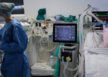 «Συναγερμός» για το κοκτέιλ κορωνοϊού και γρίπης - Έκτακτες ανακοινώσεις από το υπουργείο Υγείας