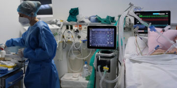 «Συναγερμός» για το κοκτέιλ κορωνοϊού και γρίπης - Έκτακτες ανακοινώσεις από το υπουργείο Υγείας