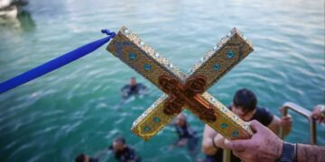 Θεοφάνεια: Από τις ιερότερες εορτές της Χριστιανοσύνης - Τι συμβολίζει ο αγιασμός των υδάτων