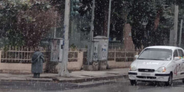 Τώρα: Χιονόπτωση και στην πόλη της Κοζάνης – Δείτε βίντεο