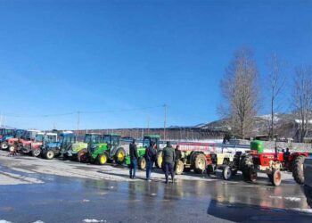 Εορδαία: Έβγαλαν τα τρακτέρ στους δρόμους οι αγρότες
