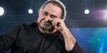 Βασίλης Καρράς: Φαγητό και παιχνίδια χάρισαν σε 100 οικογένειες, η σύζυγος και η κόρη του στη μνήμη του