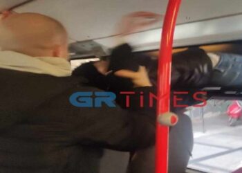 Χαμός σε λεωφορείο στη Θεσσαλονίκη: Πορτοφολού διέφυγε από το παράθυρο – Δείτε βίντεο