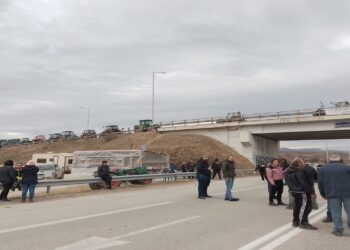 Το κόμβο του Φιλώτα έκλεισαν συμβολικά στις 4 οι αγρότες που βρίσκονται εκεί στο μπλόκο (φώτο)