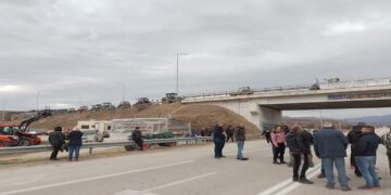 Το κόμβο του Φιλώτα έκλεισαν συμβολικά στις 4 οι αγρότες που βρίσκονται εκεί στο μπλόκο (φώτο)