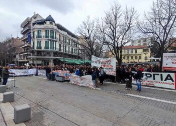 Κοζάνη: Πλήθος κόσμου στη συγκέντρωση μνήμης για την τραγωδία των Τεμπών
