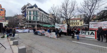 Κοζάνη: Πλήθος κόσμου στη συγκέντρωση μνήμης για την τραγωδία των Τεμπών
