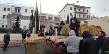 Οι αγρότες του μπλόκου Κοίλων στήνουν μπλόκο στη ΖΕΠ- Έριξαν άχυρα έξω από το κτίριο της Περιφέρειας