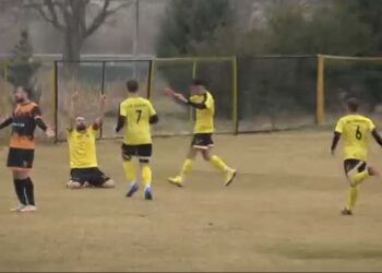 Ποδόσφαιρο: Η συγκινητική στιγμή όπου ο Γ. Σικαλόπουλος σκοράρει για την ΑΕ Κοζάνης και αφιερώνει το γκολ στον πατέρα του που έφυγε από την ζωή (βίντεο)