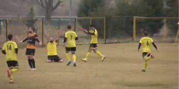 Ποδόσφαιρο: Η συγκινητική στιγμή όπου ο Γ. Σικαλόπουλος σκοράρει για την ΑΕ Κοζάνης και αφιερώνει το γκολ στον πατέρα του που έφυγε από την ζωή (βίντεο)